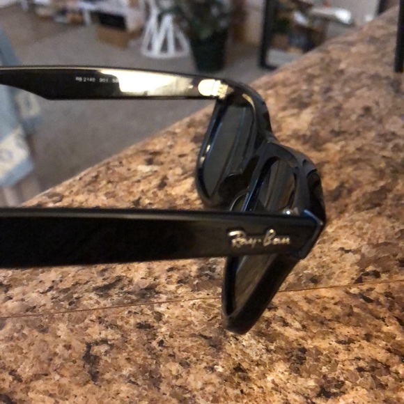 Ray-ban Wayfarer with Case - Picture 7 of 10